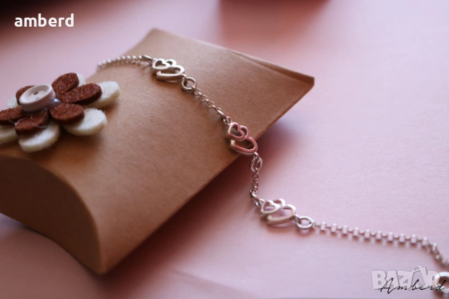 Нежна сребърна гривна със сърчица