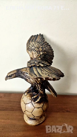 Голяма и много масивна статуетка на орел