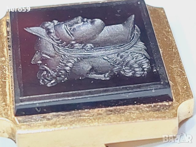 Златна 18к брошка с карнеолова гема изобразяваща три глави, снимка 11 - Колиета, медальони, синджири - 43491618