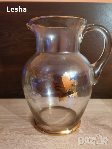 Красива стъклена ваза