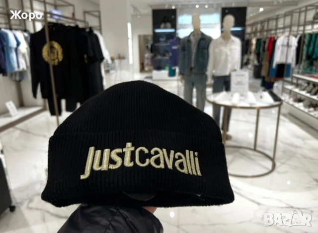 Оригинална Just Cavalli Черна Beanie Шапка – Златна Бродерия Лого – Нова с Етикети – Луксозен Дизайн