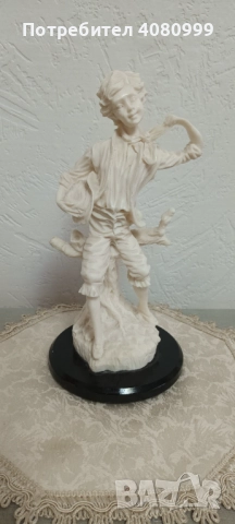 Статуя, клей, мисля "Момченце с връзка" или "Пионерче"? :)