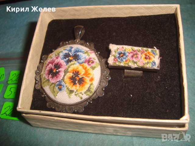 СТАРИ ПОСРЕБРЕНИ АРТ ДЕКО МЕДАЛЬОН и ПРЪСТЕН с РЪЧНА БРОДЕРИЯ в КУТИЙКА ВИНТИДЖ РЕТРО БИЖУТА 22415, снимка 3 - Бижутерийни комплекти - 35574355