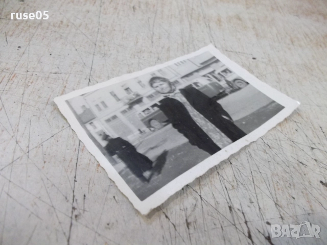 Снимка стара на жена пред автобусите, снимка 3 - Колекции - 51596987