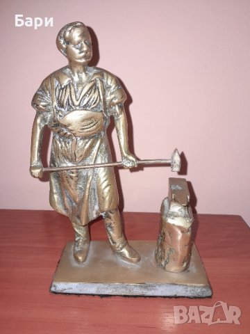 Стара масивна бронзова фигура на ковач