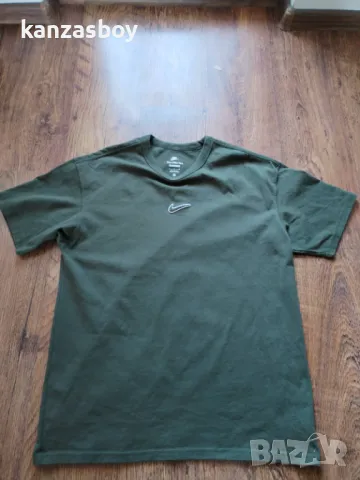 Nike Solo Swoosh Premium Essentials T-Shirt  - страхотна мъжка тениска КАТО НОВА Л, снимка 6 - Тениски - 49598327