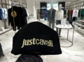 Оригинална Just Cavalli Черна Beanie Шапка – Златна Бродерия Лого – Нова с Етикети – Луксозен Дизайн, снимка 1