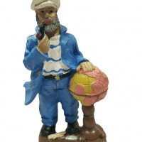 Статуетка Ahelos, Капитан с глобус, Керамична, 11х5 см, снимка 1 - Морски сувенири - 40081040