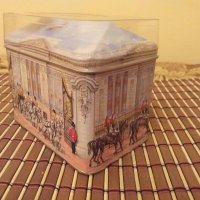 Метална кутия касичка от бонбони CHURCHILL'S BUCKINGHAM PALACE , снимка 5 - Декорация за дома - 28059282