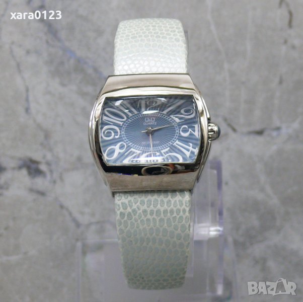 Дамски часовник гривна Q&Q G261-205, снимка 1