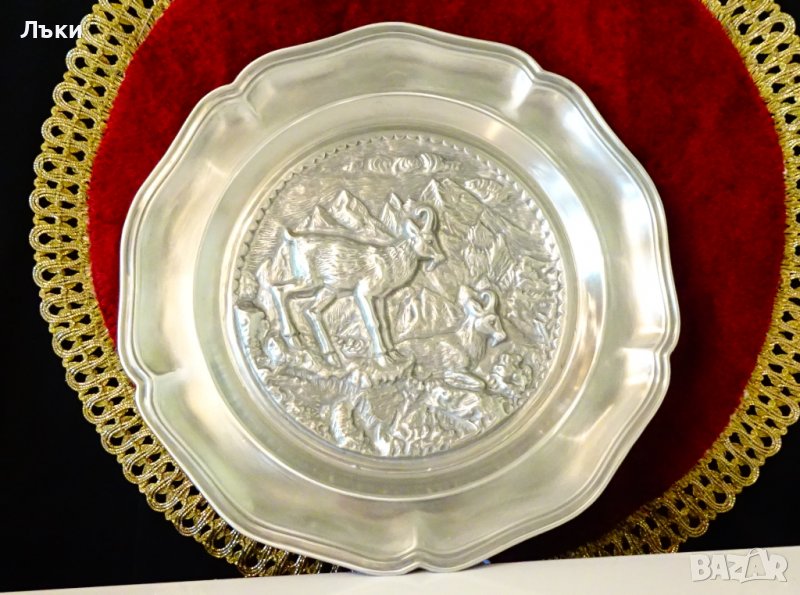 Чиния за стена,пано от калай с Диви Кози,Казуар. , снимка 1