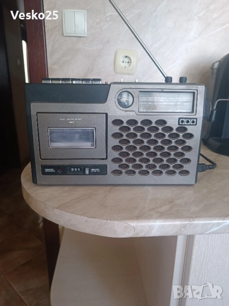 Ретро радио касетофон Hitachi TRK -5030E, снимка 1