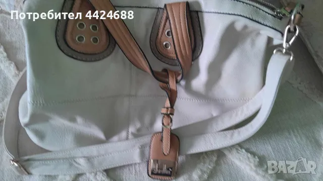 Много запазена функционална дамска чанта. БЯЛА.