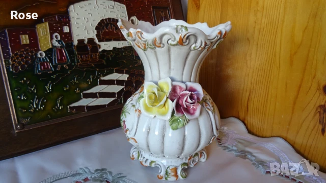 Ваза  Bassano Italy с четири рози и цветен декор., снимка 4 - Декорация за дома - 50971727