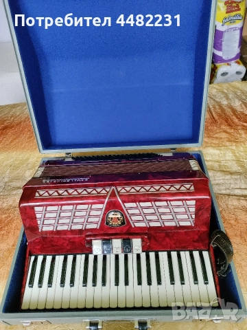 Продавам Немски акордеон ROYAL STANDART120баса 3гласа с куфар , снимка 2 - Акордеони - 52943794