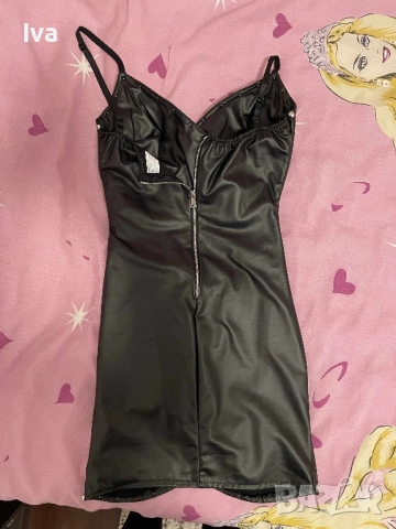 Черна рокля от еко кожа с декоративни капси, размери, снимка 2 - Рокли - 52447723