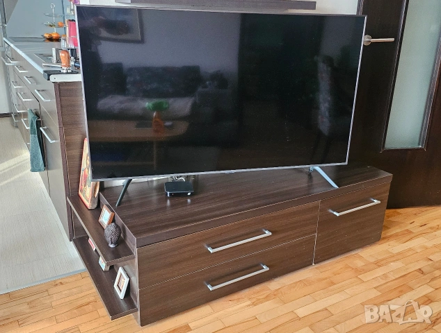 Шкаф за телевизор и стенни рафтове
