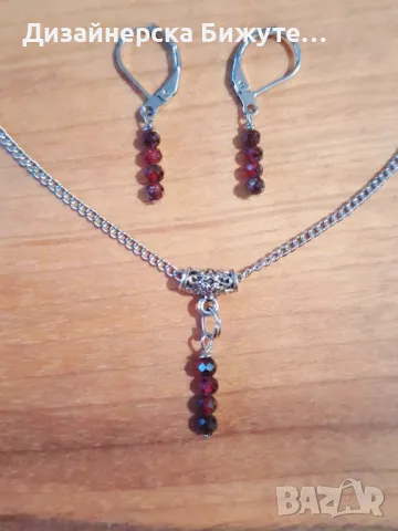 Красив и нежен комплект бижута обеци и колие с камъни Гранат и елементи в цвят сребро 