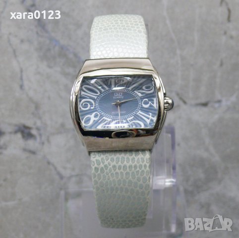 Дамски часовник гривна Q&Q G261-205