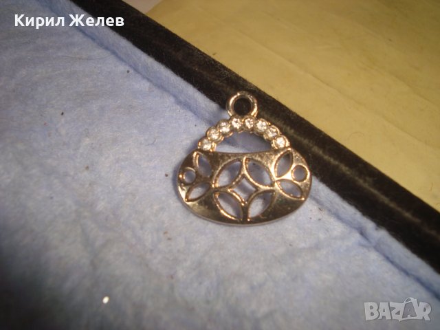 ПОЗЛАТЕНО КРИСТАЛНО МОДНО АЖУРНО АРТ МЕДАЛЬОНЧЕ - ЧАНТИЧКА 29363, снимка 4 - Колиета, медальони, синджири - 37792724