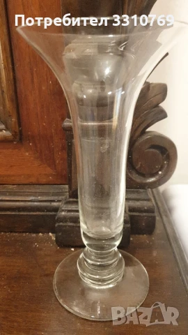 Стъклена ваза. 