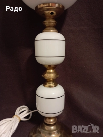 Красива старинна лампа с бял стъклен абажур, снимка 3 - Настолни лампи - 52085417