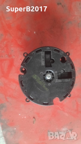 Продавам - оригинално моторче за огледало 7 пина от Ауди А4