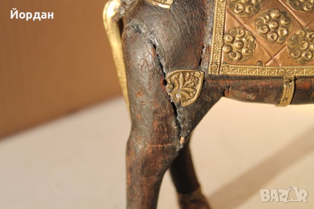 Арабски дървен кон с месингова украса, снимка 8 - Антикварни и старинни предмети - 43573128