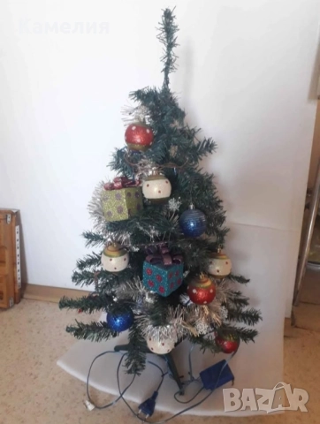 Украсена изкуствена елха за Коледа