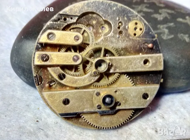 МЕХАНИЗЪМ от СТАР ШВЕЙЦАРСКИ ДЖОБЕН ЧАСОВНИК РЯДЪК с ПОРЦЕЛАНОВ РИМСКИ ЦИФЕРБЛАТ 49709, снимка 9 - Антикварни и старинни предмети - 48623421