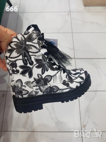 Обувки, снимка 2 - Дамски боти - 43009381