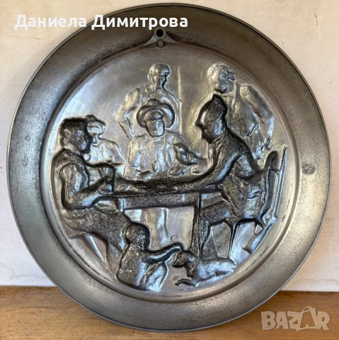 Масивна калаена чиния за окачване с картоиграчи в кръчма, снимка 5 - Антикварни и старинни предмети - 51338383