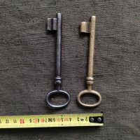 Продавам два стари метални ключа за врата, снимка 2 - Други ценни предмети - 32596120