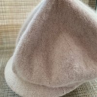 Модерна шапка с козирка ангора вълна, снимка 2 - Шапки - 43513776