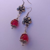 Красиви дълги обеци в цвят Сребро с цветя и рубинено-червени кракъл мъниста , снимка 6 - Обеци - 27460091