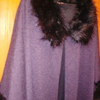 Елегантна пелерина в черен цвят и обточена с пухче от еко косъм. , снимка 1 - Жилетки - 28704514