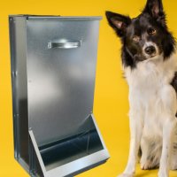 Хранилка за куче, метална (с капацитет на контейнера за около 6 кг. гранулирана храна), снимка 1 - За кучета - 27019500