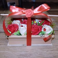 Кутия тип Книга с украса сапунени рози надпис панделка цветя калинка пеперуда перли ръчна изработка, снимка 2 - Ръчно изработени сувенири - 39934211
