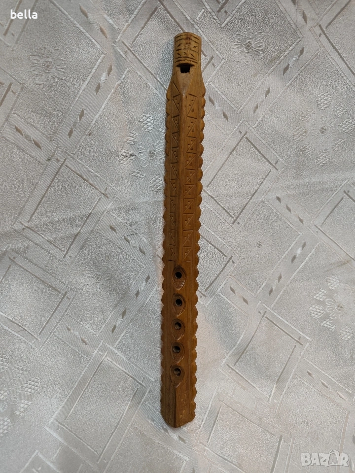 Традиционен народен инструмент „двоянка“ с дърворезба., снимка 1