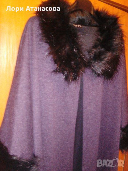 Елегантна пелерина в черен цвят и обточена с пухче от еко косъм. , снимка 1