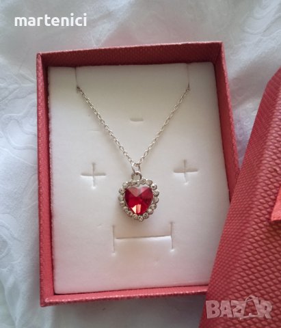 Ново, сребърно колие със сърце. В луксозна, подаръчна кутия.