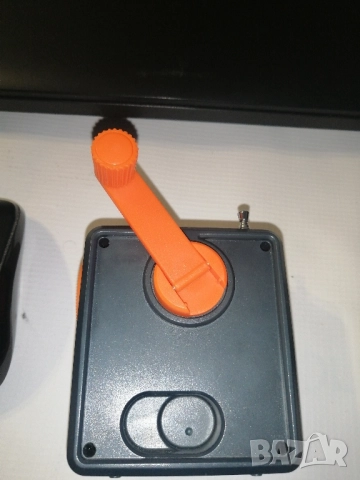 Радио с динамо и соларна батерия, снимка 6 - Радиокасетофони, транзистори - 51441789