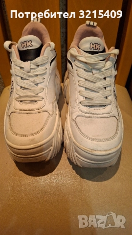 Hello Kitty Bershka дамски кожени маратонки 40 номер , снимка 2 - Маратонки - 52426327