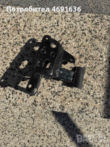 Осигурителна кука на преден капак на Ауди Audi A6 4f C6 само за 30лв. 4f0823480A, снимка 2 - Части - 52898435