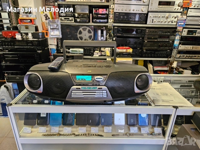 Радиокасетофон с 3-дисков CD чейнджър JVC RC-XC3BX с оригинално дистанционно и книжка.