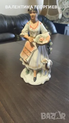 Красива порцеланова девойка 