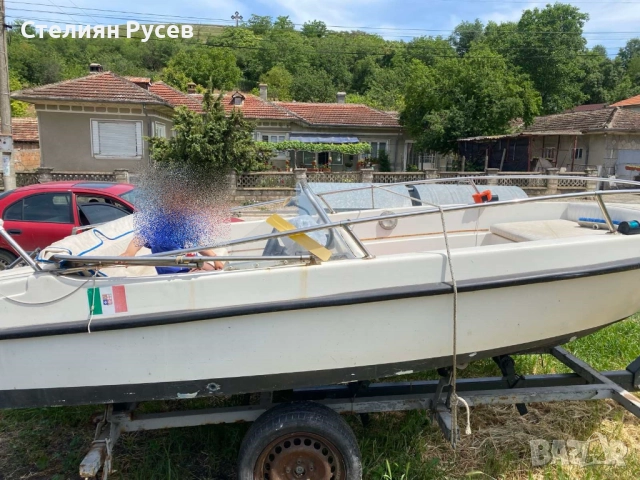 лодка 4,20м с двигател 40 к.с. evinrude 737 с нерегистриран колесар цена 5800 лева или 2965,49 евро , снимка 2 - Воден транспорт - 51975316