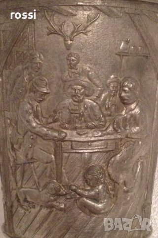 Немска старинна чаша на столче от калай 250 мл. забавни кръчмарски сцени, снимка 3 - Други ценни предмети - 43186312
