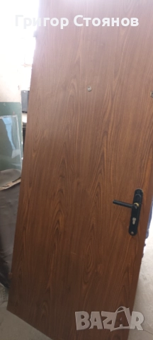 Продавам входна метална врата