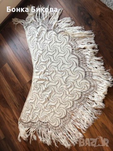 Бял вълнен щал с ресни